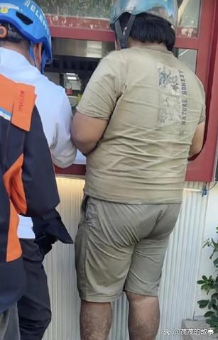 有人说"这外卖递过来都嫌脏",有人吐