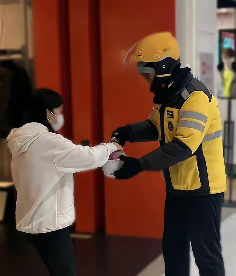 小哥整个人湿透了,提外卖的手冻得瑟瑟发抖,头发眼镜片全是雨水,他说